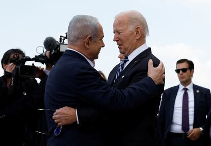 El primer ministro israelí, Benjamín Netanyahu recibía este miércoles en el aeropuerto de Tel Aviv al presidente de Estados Unidos, Joe Biden, tras su aterrizaje.