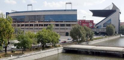 Vista del Vicente Calderón junto al río Manzanares de Madrid.