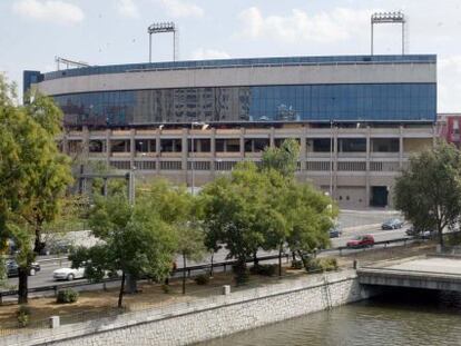 Vista del Vicente Calder&oacute;n junto al r&iacute;o Manzanares de Madrid. 