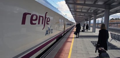 Un tren AVE parado en una estación.