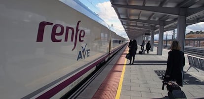 Un tren AVE parado en una estaci&oacute;n.