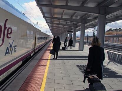 Un tren AVE parado en una estaci&oacute;n.