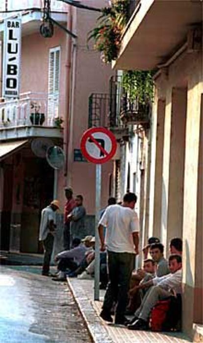 Un grupo de inmigrantes en la calle Verge del Portalet.