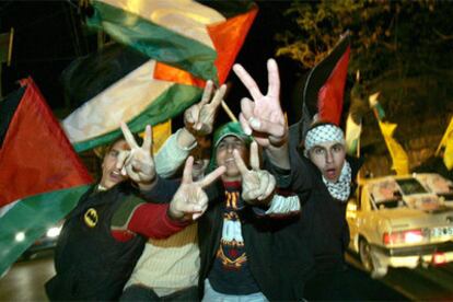 Partidarios de Hamás celebran en Gaza los sondeos que otorgan al movimiento islámico una alta representación en el parlamento palestino.