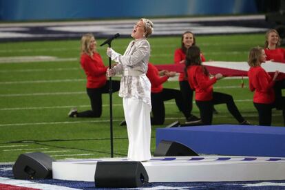 La cantante estadounidense Pink canta el himno nacional minutos antes del inicio de la Super Bowl entre los Philadelphia Eagles y los New England Patriots.