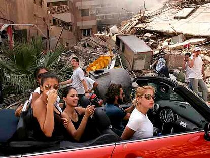 La foto premiada con el World Press Photo 2006, del fotógrafo Spencer Platt, de Getty Images, en la que unos jóvenes pasean en un descapotable por el Beirut bombardeado.