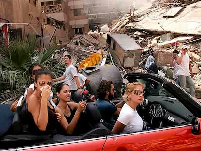 La foto premiada con el World Press Photo 2006, del fotógrafo Spencer Platt, de Getty Images, en la que unos jóvenes pasean en un descapotable por el Beirut bombardeado.