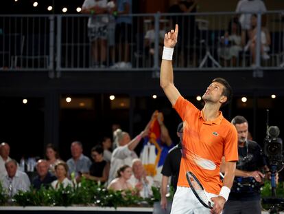 Novak Djokovic celebra la victoria contra Sebastian Korda en la final del torneo de Adelaida, Australia, el pasado sábado.