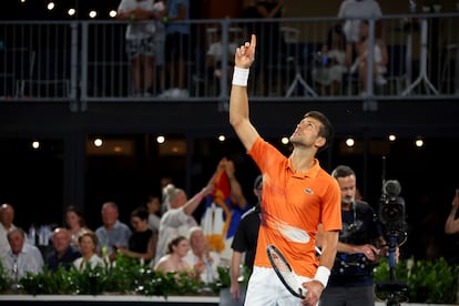 Novak Djokovic celebra la victoria contra Sebastian Korda en la final del torneo de Adelaida, Australia, el pasado sábado.