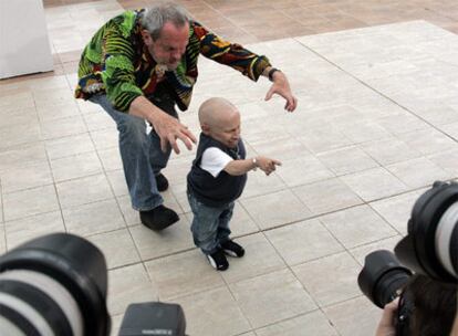 Terry Gilliam persigue en Cannes a Verne Troyer, uno de los actores de su película, <i>El imaginario del doctor Parnassus. </i>