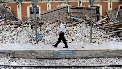 Lorca Sutullena station after the quake.