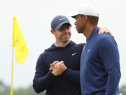 AUGUSTA, GEORGIA - APRIL 03: Rory McIlroy of Northern Ireland shakes hands with Tiger Woods of the United States on the 18th green after they completed a practice round prior to the 2023 Masters Tournament at Augusta National Golf Club on April 03, 2023 in Augusta, Georgia.   Christian Petersen/Getty Images/AFP (Photo by Christian Petersen / GETTY IMAGES NORTH AMERICA / Getty Images via AFP)