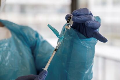 Un profesional sanitario prepara una dosis de la vacuna contra la covid-19.