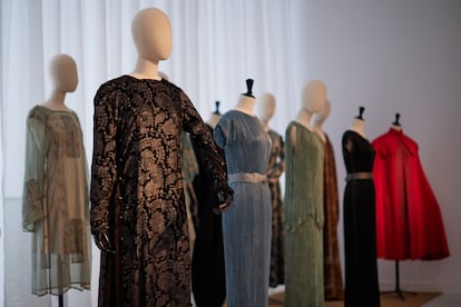 Vestidos expuestos en ‘Mariano Fortuny Madrazo. De Granada a Venecia’.