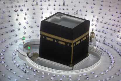 Fieles musulmanes rezan durante las primeras oraciones del mes sagrado islámico del Ramadán, alrededor de la Kaaba, el edificio cúbico de la Gran Mezquita, en la ciudad santa musulmana de La Meca (Arabia Saudí). Este año hay medidas de distanciamiento social para ayudar a frenar la propagación del coronavirus.