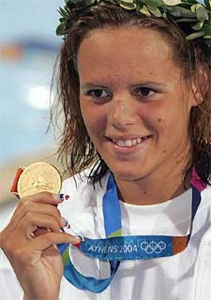 La nadadora francesa Maunaudou, con el oro de los 400 libres.