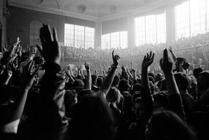 Imagen de una asamblea de la Facultad de Medicina de la Universitat de València celebrada el 20 de octubre de 1977.