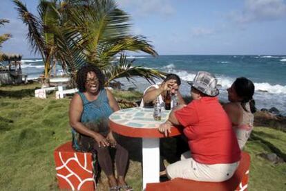 Mama Lola y sus amigos pasan la tarde en su restaurante, ubicado sobre un acantilado de Big Corn