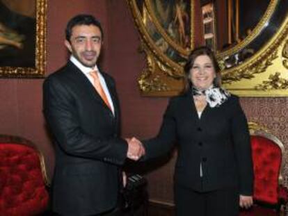 Fotografía cedida por la Cancillería de Perú que muestra a la ministra de Relaciones Exteriores, Eda Rivas (d), mientras estrecha la mano de su homólogo de Emiratos Árabes Unidos, Abdullah bin Zayed Al Nahyan (i), en el Palacio Torre Tagle de Lima (Perú).