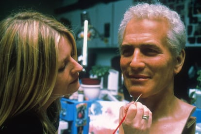 Una empleada del museo ultima la cabeza de Paul Newman... o de alguien que se parece mucho a él.
