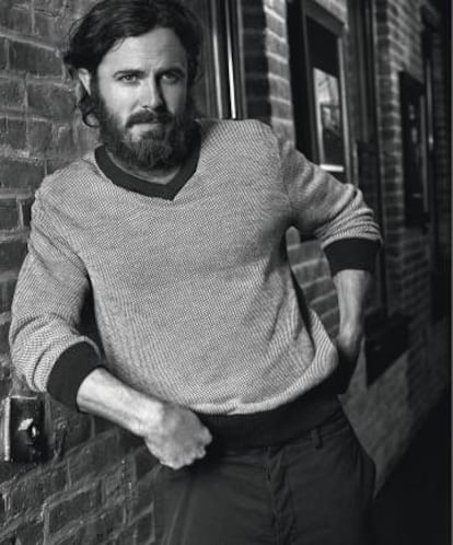 Casey Affleck viste suéter Brooks Brothers, camiseta Diesel y pantalón Valentino.