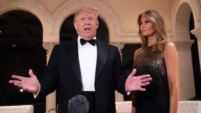 El presidente de Estados Unidos, Donald Trump, junto a su esposa, el pasado 31 de diciembre en Palm Beach, Florida (EE UU). 