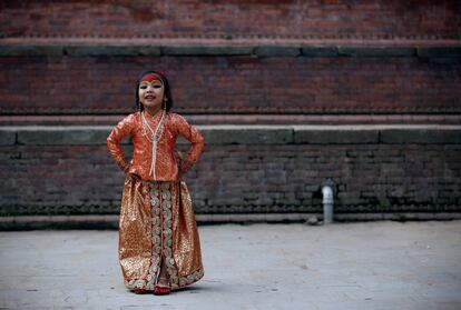 Una niña vestida como la diosa viviente Kumari participa en el festival Kumari Puja de Katmandú (Nepal) el 14 de septiembre. 