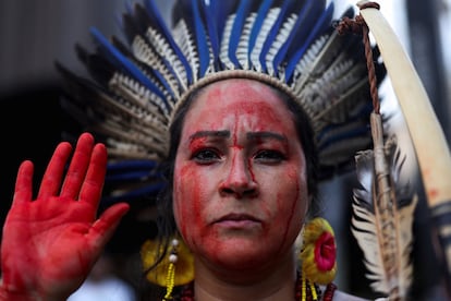 Una mujer del pueblo indgena bekoy tupinamba participa en la marcha para conmemorar el Da Internacional de la Mujer en las calles de  S?o Paulo, Brasil.