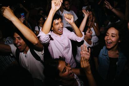 El candidato celebra, la noche del domingo, los resultados a su favor. Kumamoto ganó con el 37% de los votos de su distrito.