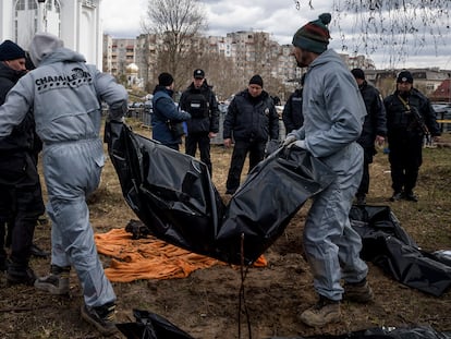 -FOTODELDÍA- AME672. BUCHA (UCRANIA), 12/04/2022.- Personal forense trabaja en la zona donde han encontrado una fosa común detrás de la iglesia St Andrew Pervozvannoho, hoy, en Bucha (Ucrania). Las autoridades ucranianas hallaron este martes diez cuerpos sin vida en una fosa común en Bucha, al oeste de Kiev, donde las tropas rusas cometieron una masacre durante su ocupación. El hallazgo de estas fosas comunes en Bucha, de la que los rusos se retiraron la pasada semana, ha sido calificado por la fiscal general de Ucrania, Iryna Venediktova, de crímenes de lesa humanidad. EFE/ Miguel Gutiérrez
