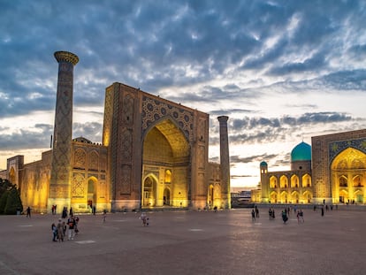 Vista panorámica de la plaza Registán de Samarcanda (Uzbekistán).