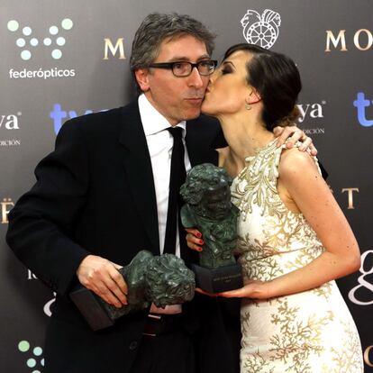 David Trueba con el Goya al Mejor Guion Original por 'Vivir es fácil con los ojos cerrados', es besado por Natalia de Molina, Mejor Actriz Revelación por la misma película.