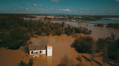 Desbordamiento del rio Ebro a la altura de Boquiñeni. Al fondo, el municipio de Pradilla.