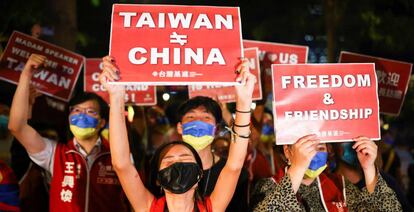 Manifestantes en apoyo a la visita de Nancy Pelosi, presidenta del Congreso de EEUU, a Taiwan. 