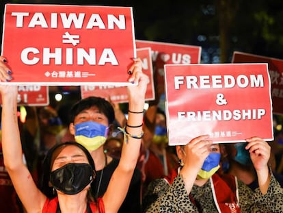 Manifestantes en apoyo a la visita de Nancy Pelosi, presidenta del Congreso de EEUU, a Taiwan. 