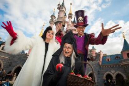 Cruella de Vil, la bruja de ‘Blancanieves’ y el malvado Dr. Facilier, de ‘Tiana y el sapo’, haciendo amigos en Disneyland París.