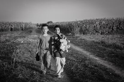 Dos hermanos afganos cruzan a pie la frontera entre Serbia y Croacia. Miles de refugiados atravesaron el pasado año Croacia tras el cierre de la frontera húngara con Serbia.