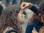 Una joven se pinta para participar en una manifestación contra el cambio climático. 