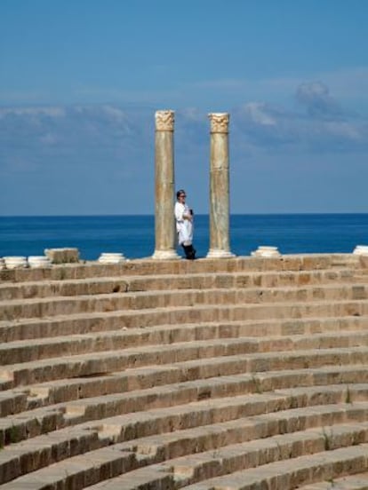 Una turista en el anfiteatro de la ciudad romana de Leptis Magna, en Libia.