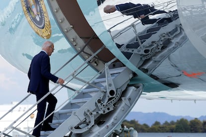 El presidente Biden sube las escaleras del Air Force One en el aeropuerto Harry Reid de Las Vegas.