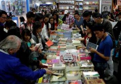 Cientos de personas asisten a la XXVII Feria del Libro de Bogotá (Colombia).