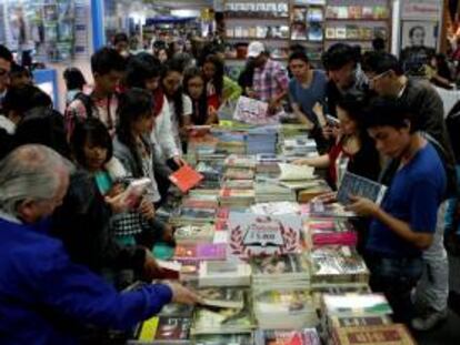Cientos de personas asisten a la XXVII Feria del Libro de Bogotá (Colombia).