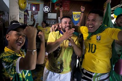 Moradores do bairro festejam o primeiro gol da seleção brasileira, que só saiu nos acréscimos do segundo tempo de jogo