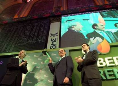 Ignacio Sánchez Galán, en el centro, toca la campanilla en la Bolsa de Madrid, en el debut de Iberdrola Renovables.