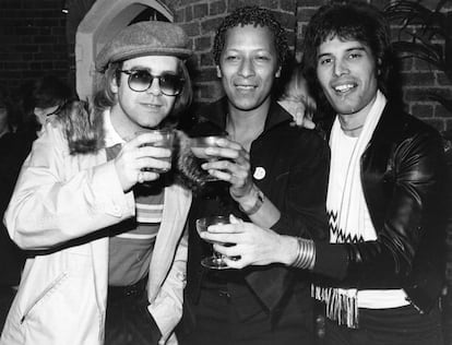 Elton John junto al cantante Peter Straker y Freddie Mercury en una foto tomada en Octubre de 1977.