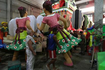 Oficina da escola de samba Mocidade Independente de Padre Miguel, no Rio de Janeiro. Marceneiros, soldadores e pintores trabalham às pressas para deixar prontos os carros alegóricos.