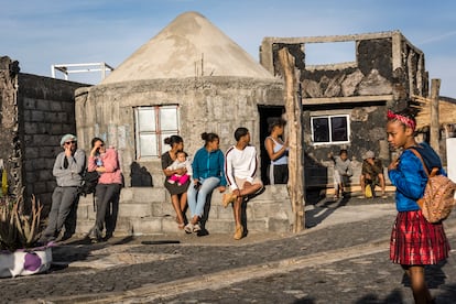 El centro urbano de Cha das Caldeiras tiene el inequívoco aspecto de un lugar reconstruido de la nada. 