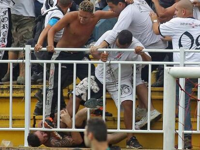 Torcedores em confronto na partida entre Vasco e Atl&eacute;tico Paranaense. AFP PHOTO/HEULER ANDREY