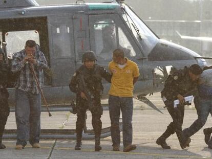 Detenidos, tras el traslado a Ciudad de Guatemala en helic&oacute;pteros del Ej&eacute;rcito.