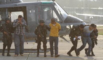 Detenidos, tras el traslado a Ciudad de Guatemala en helic&oacute;pteros del Ej&eacute;rcito.